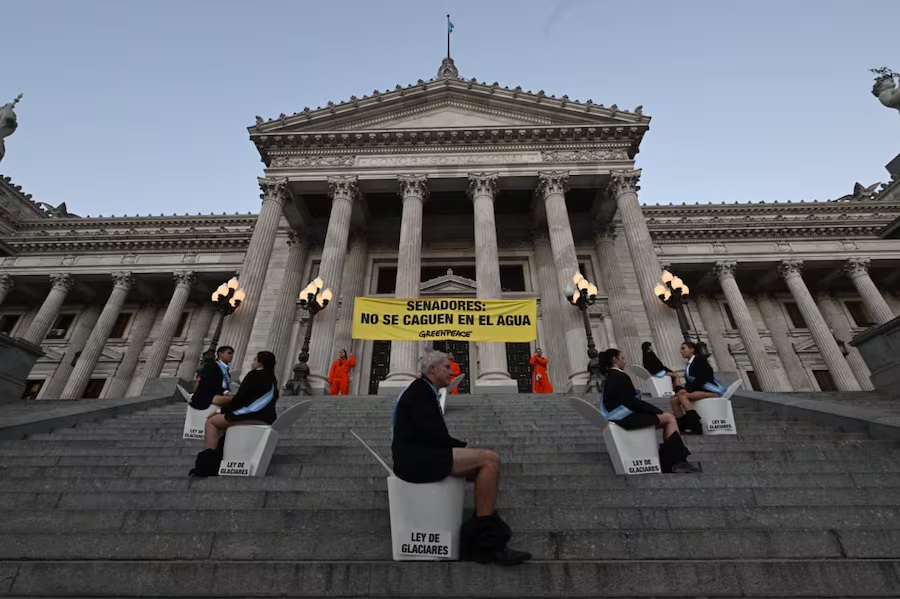 Protesta contra la Ley de Glaciares en el Congreso: detuvieron a ambientalistas de Greenpeace y a un camarógrafo