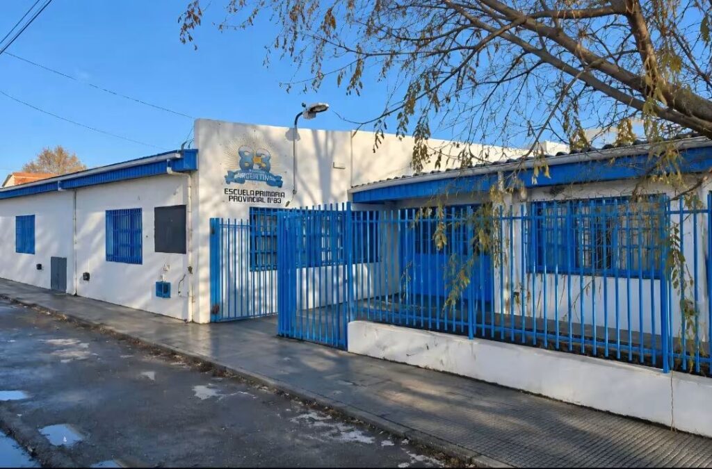 Polémica por posible escape de gas en la Escuela 83: el Gobierno dice que fue falsa denuncia y ADOSAC asegura que hay chicos intoxicados